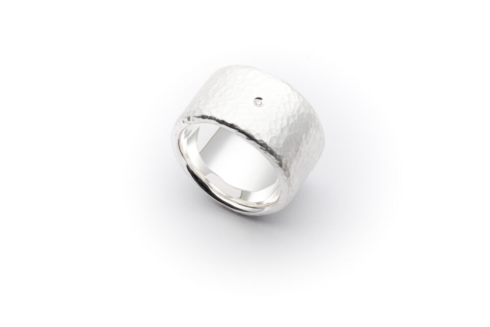 Geschmiedeter Ring aus 925 Silber mit einem Brillanten.