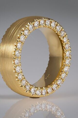 Ein Ring aus Gold 750 mit gefassten Brillanten in den Seitenflächen