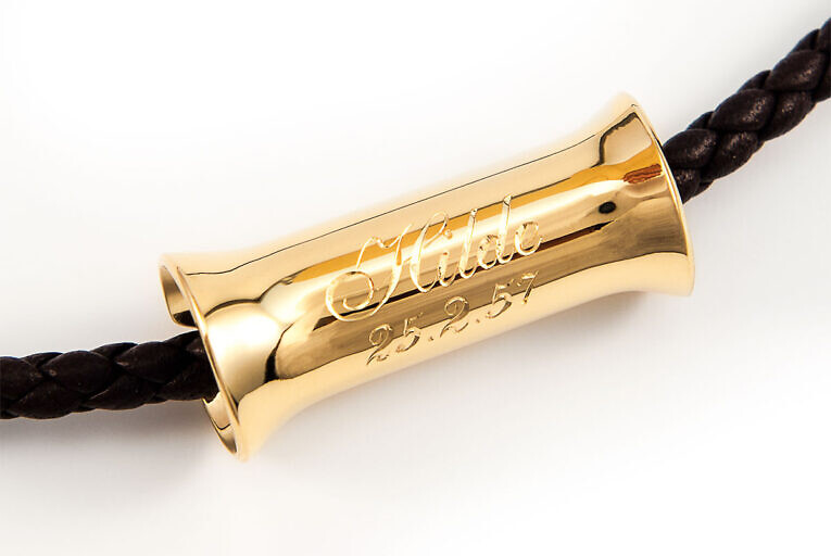 Handgravur in Gold 750 - Teil eines Colliers.