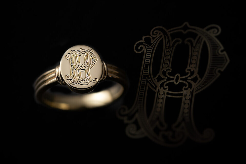 Handgravur in einem Monogramm-Ring (PH).
